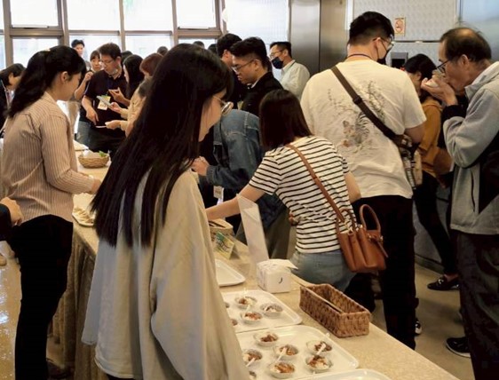會中提供不同類型銀髮食品試吃，給予業者創新產品發想